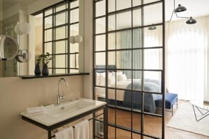 salle de douche donnant sur la chambre de l'hôtel