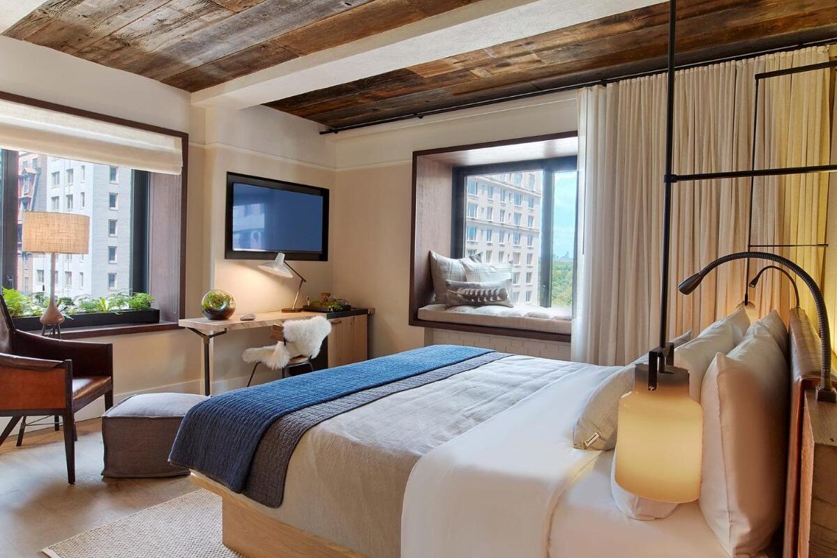 chambre deluxe avec espace détente à la fenêtre offrant une vue panoramique sur Central Park