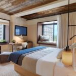 chambre deluxe avec espace détente à la fenêtre offrant une vue panoramique sur Central Park