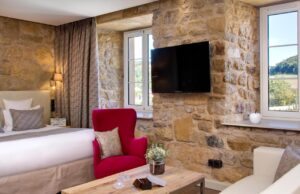 chambre d'hôtel de charme avec de la pierre apparente