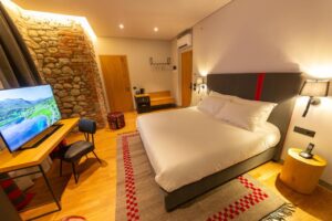 chambre double de l'hôtel Melesin Distillery en Albanie