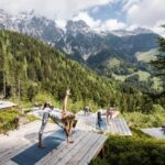 cours de yoga en pleine nature à l'hôtel Mama Thresl en Autriche