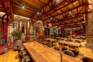partie restaurant de l'hôtle avec vue sur les cuves de la distillerie
