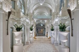Somptueux hall d'entrée de l'hôtel Matild Palace dans un bâtiment historique du coeur de ville de Budapest dans le quartier Belvaros