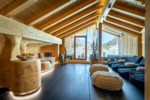 salle de détente avec vue panoramique à l'hôtel Mama Thresl dans la station de ski autrichienne de Saalbach