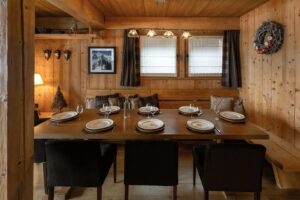 espace repas dans le chalet