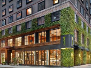 façade pleine de verdure pour rappeler la nature de central park situé à 2 pas de l'hôtel