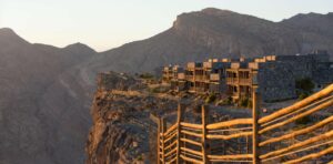 panorama sur les monts Hajar et sur le ravin de plus de 600 m à l'hôtel Alila Jabal Akhdar à Oman