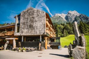 facade de l'hôtel Mama Thresl dans les montagnes d'Autriche