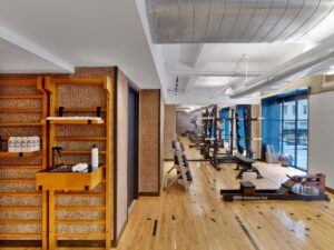 salle de fitness avec vue sur les rues de New-York