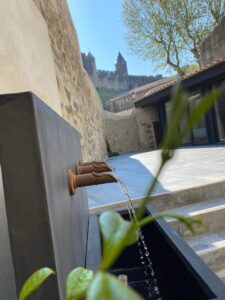 extérieur avec terrasse et vue sur les remparts de Carcassonne