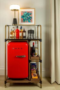 mini frigo et mini bar dans les chambres de l'hôtel Virgin Hotels Edimburgh