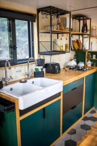 kitchenette de la tiny house Inspire Tiny dans le berry