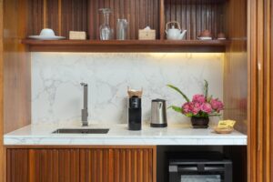 coin kitchenette dans chaque villa avec tout pour faire un café, un thé et des boissons rafraîchissantes