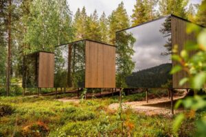 vue des lodges du Kuuru Lakeside en été