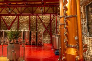 cuve de distillerie installée dans l'hôtel Melesin Distillery en Albanie