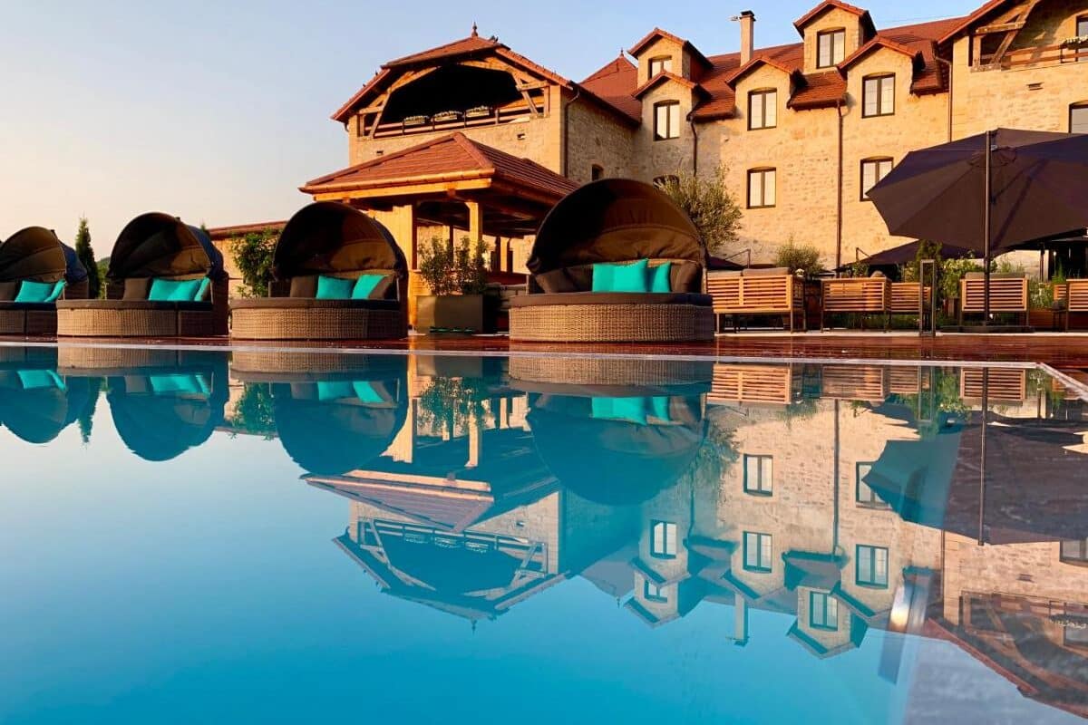 piscine extérieure du Domaine de la Klauss, hôtel et spa 5* en Moselle