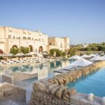 piscines extérieures de l'hôtel Borgo Egnazia au bord de la Mer Adriatique dans les Pouilles