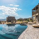 piscine extérieure à débordement et à la vue panoramique sur les monts Hajar