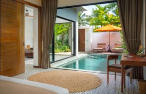 vue sur la piscine privée de la villa depuis le lit à l'hôtel Waka Villa Private Resort au Cambodge