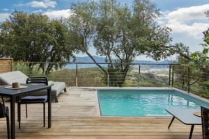 suite avec piscine privée et vue panoramique à l'hôtel Swim Lodge Hotel