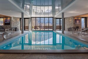 piscine intérieure du spa de la résidence hôtelière Les Granges d'en Haut dans la station Les Houches