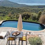 piscine avec vue panoramique sur la baie de Porto-Vecchio à l'hôtel Swim Lodge Hotel en Corse