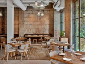 salle de restaurant très naturelle avec des matériaux bruts