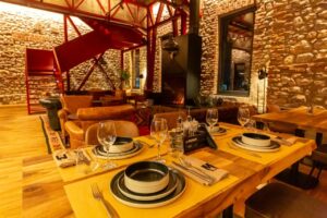 salle de restaurant de l'hôtel au style industriel