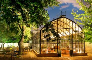 serre dans le jardin ouverte en journée pour une petite restauration