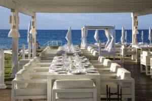 terrasse du restaurant situé sur la plage avec vue mer et plage privée