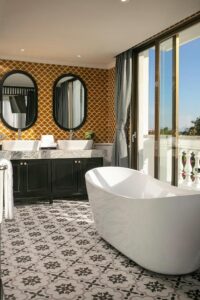salle de bain d'une suite de l'hôtel