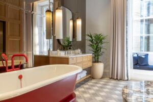 salle de bain chaleureuse et pleine de charme