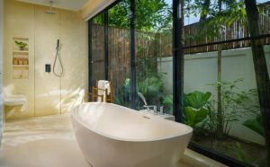 salle de bain avec vue sur la végétation luxuriante entourant chaque villa