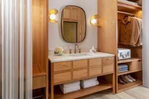 espace rangement et lavabo dans une des chambres de l'hôtel