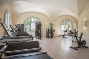 salle de fitness s'ajoutant aux différentes activités proposées à l'hôtel comme le tennis, le golf et les sports nautiques