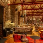 bar lounge de l'hôtel avec une immense cheminée