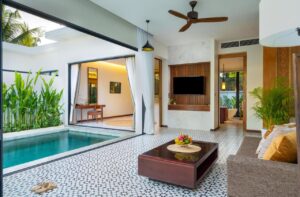 séjour complètement ouvert sur la piscine privée de la villa