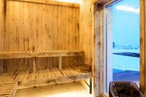 sauna avec fenêtre panoramique sur l'extérieur dans l'espace bien être de l'hôtel