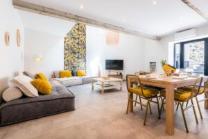 séjour avec espace salon et espace salle à manger au gîte le Jardin de la Tour Pinte à Carcassonne