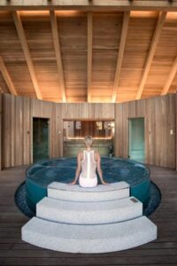 jacuzzi dans le spa de l'hôtel