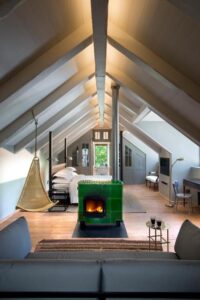 chambre avec espace salon et poêle