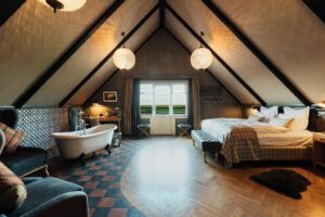 suite romantique avec baignoire dans la chambre, feu de cheminée (poêle) et vue jusqu'à la mer