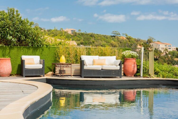 salon de jardin au bord de la piscine de l'hôtel en Corse