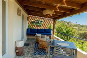 balcon terrasse d'une suite dans un hôtel avec piscine en Corse