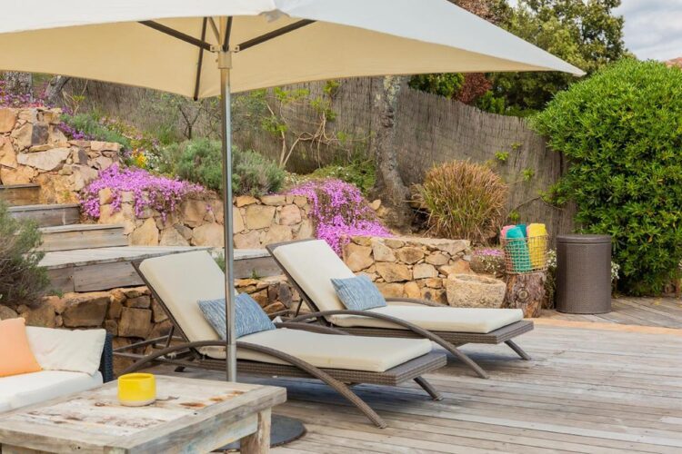 transats pour un moment de farniente au bord de la piscine