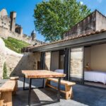 terrasse avec vue sur les remparts au gîte le Jardin de la Tour Pinte à Carcassonne