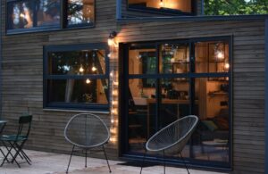 terrasse de la tiny house entourée à 360° par la forêt