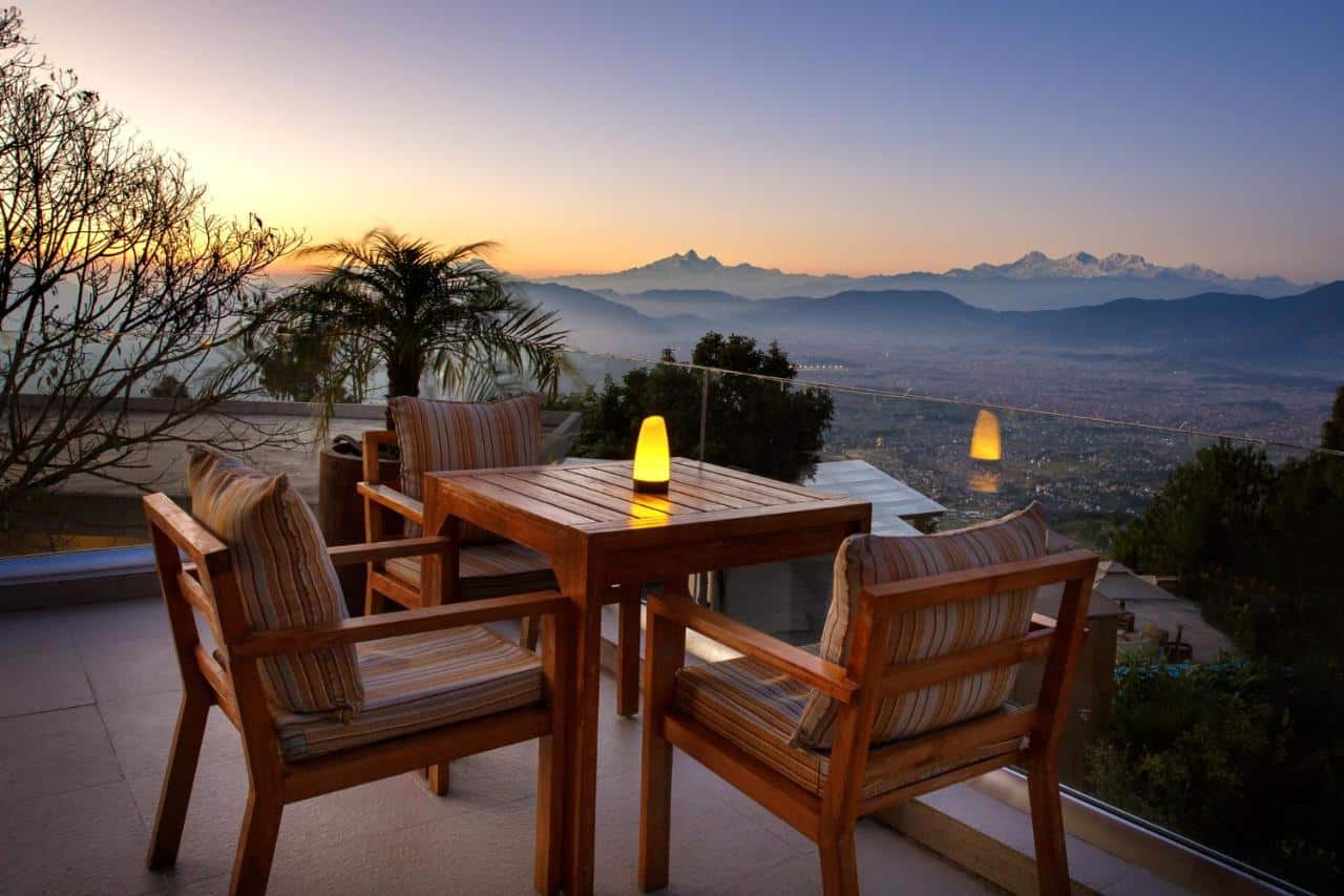 vue magnifique sur le Népal sur la terrasse de l'hôtel The Terraces Resort and Spa au Népal