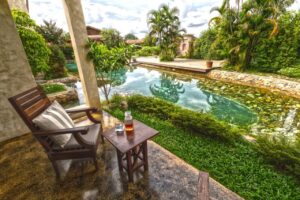 terrasse privée d'une chambre avec vue sur la piscine en forme de rivière